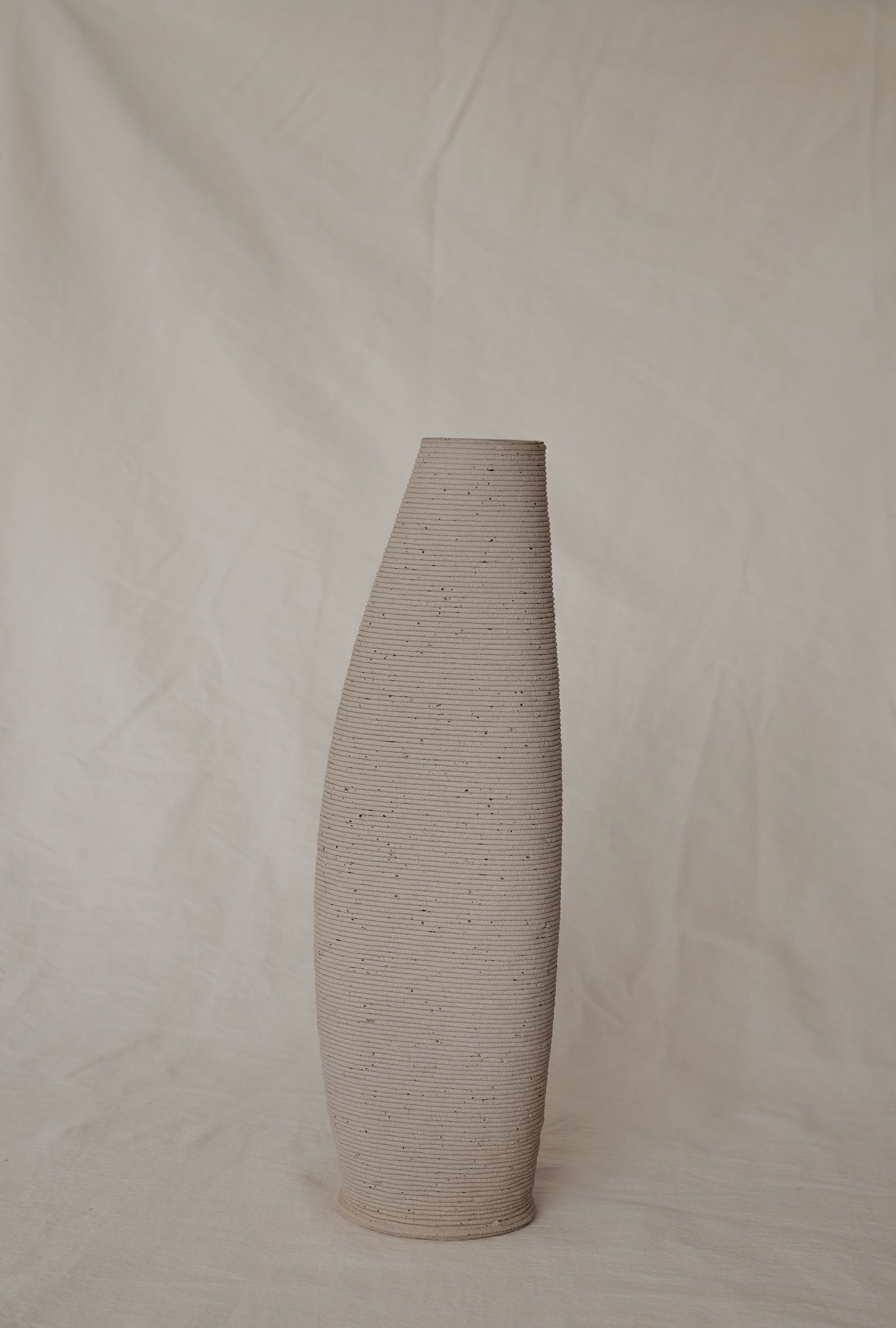 THE LINÉA VASE SPOTTED